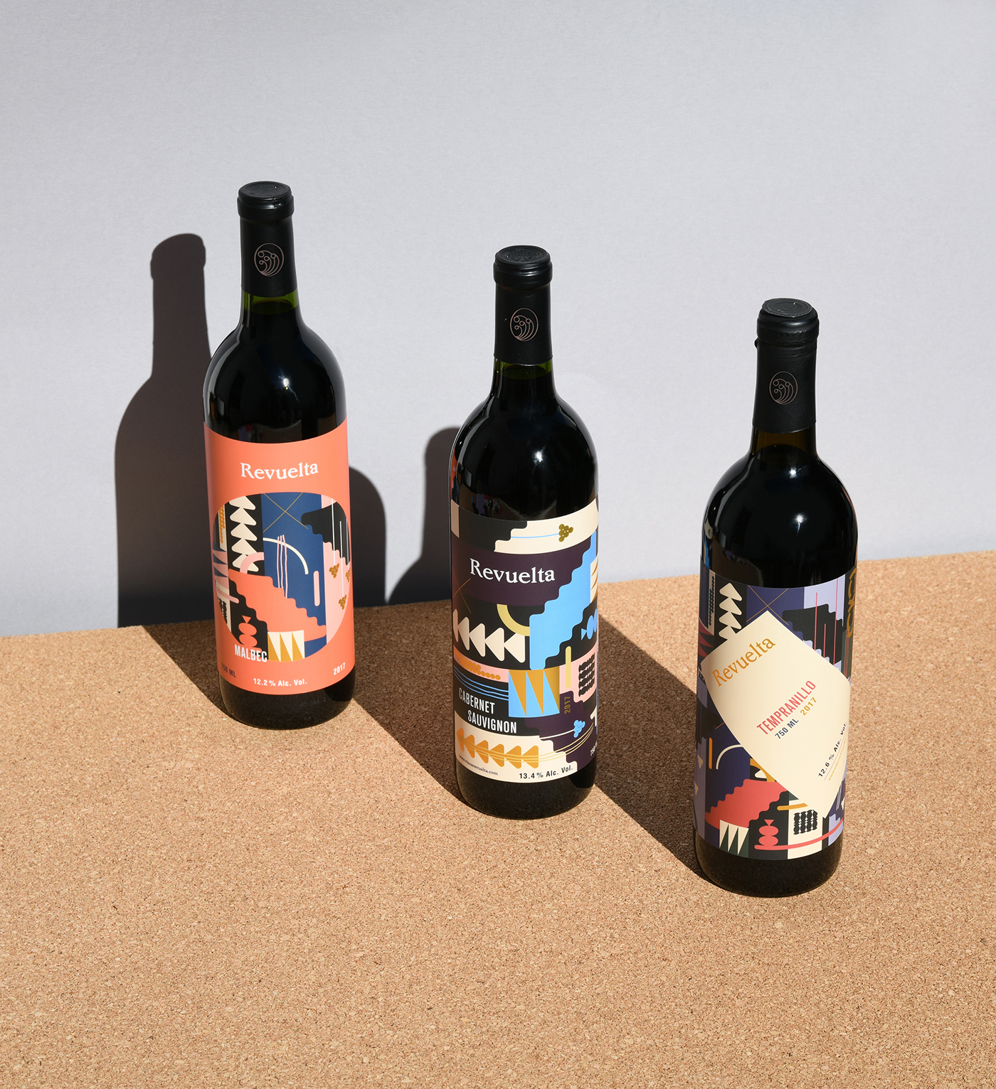 Revuelta墨西哥高端葡萄酒品牌形象設(shè)計案例欣賞，餐飲品牌設(shè)計，葡萄酒品牌設(shè)計，品牌設(shè)計公司，深圳品牌設(shè)計，左右格局